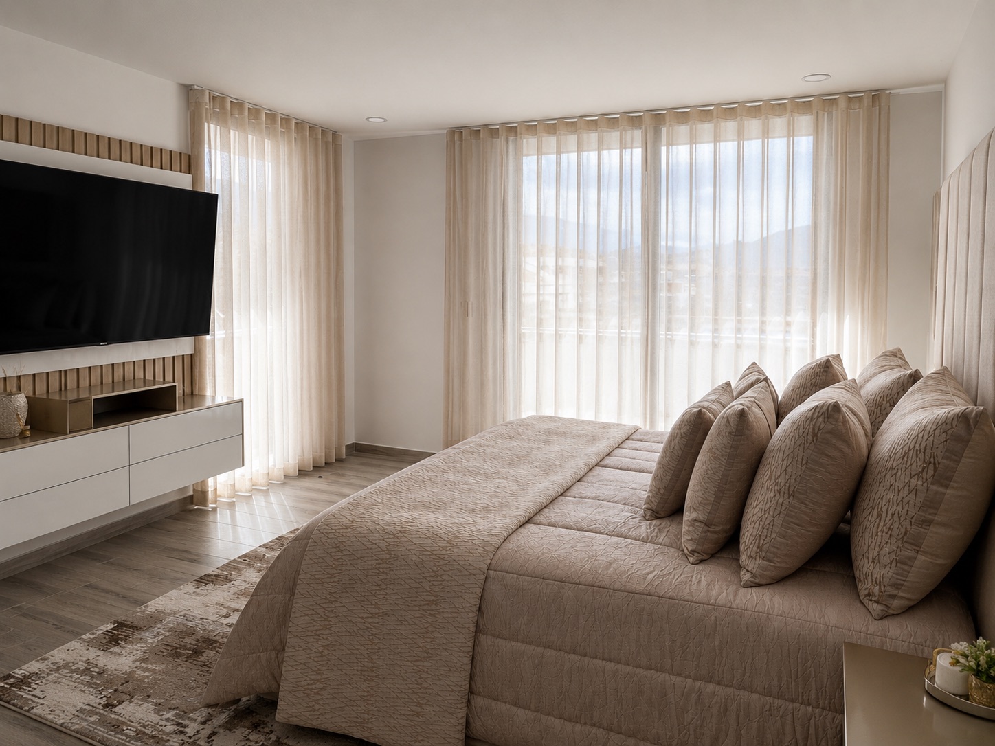 Sala contemporánea con cortinas blancas Onda Serena de piso a techo